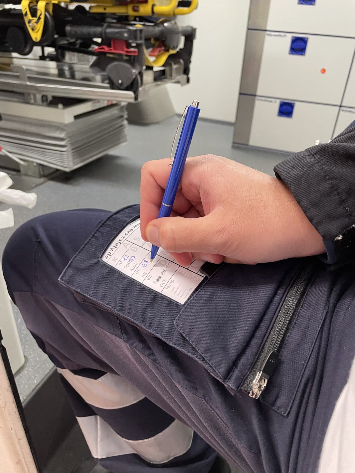 Hosenblock für den Sanitätsdienst, Typ SAN; Paket mit 10 Blöcken, mit SAMPLE-Schema, Block DIN A6